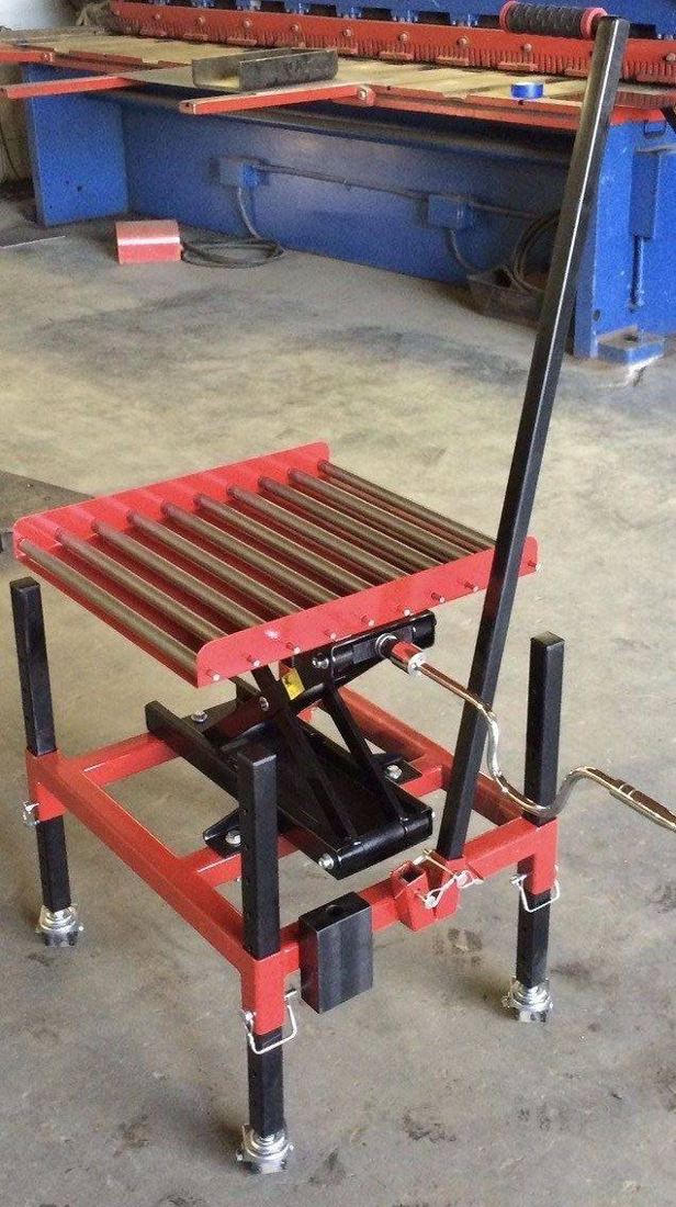 Adjustable roller table